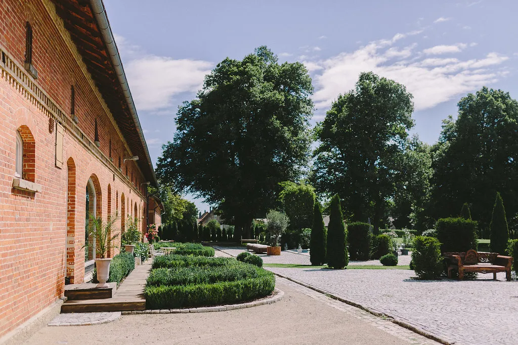 Hofanlage mit Gärten entlang der Stallungen