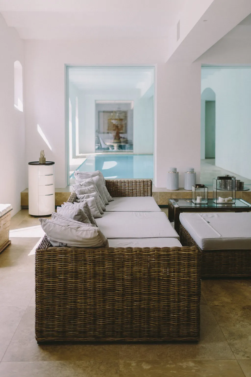 Indoor-Pool mit Rattan-Liegen und Laternen