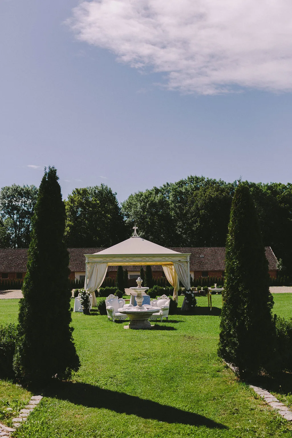Gartenpavillon mit Springbrunnen im Park