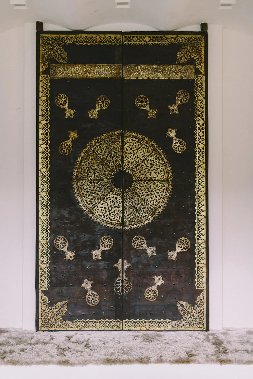 Historische dunkle Tür mit goldenem Ornament